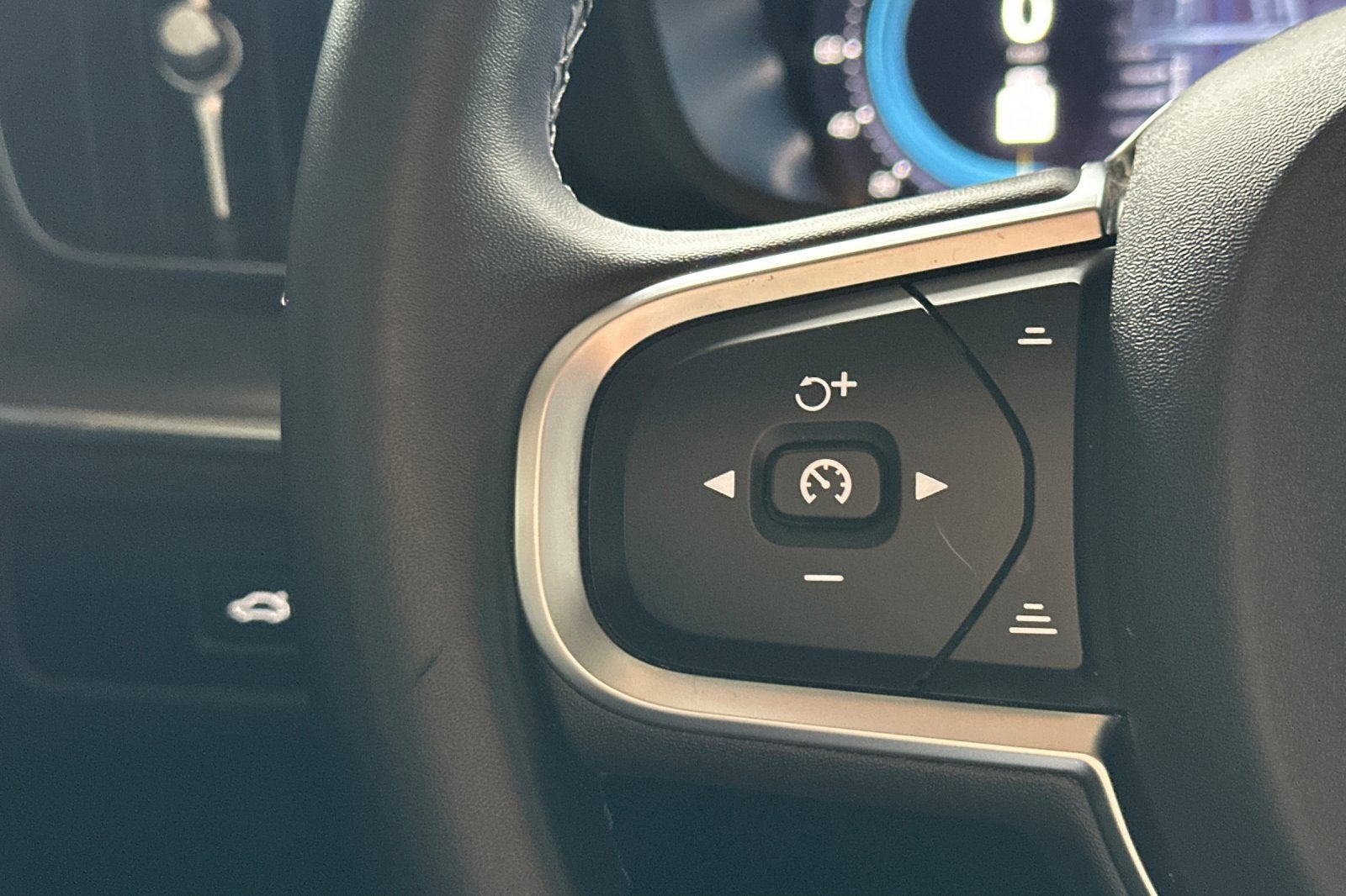 2024 Volvo XC60 Core Dark Theme