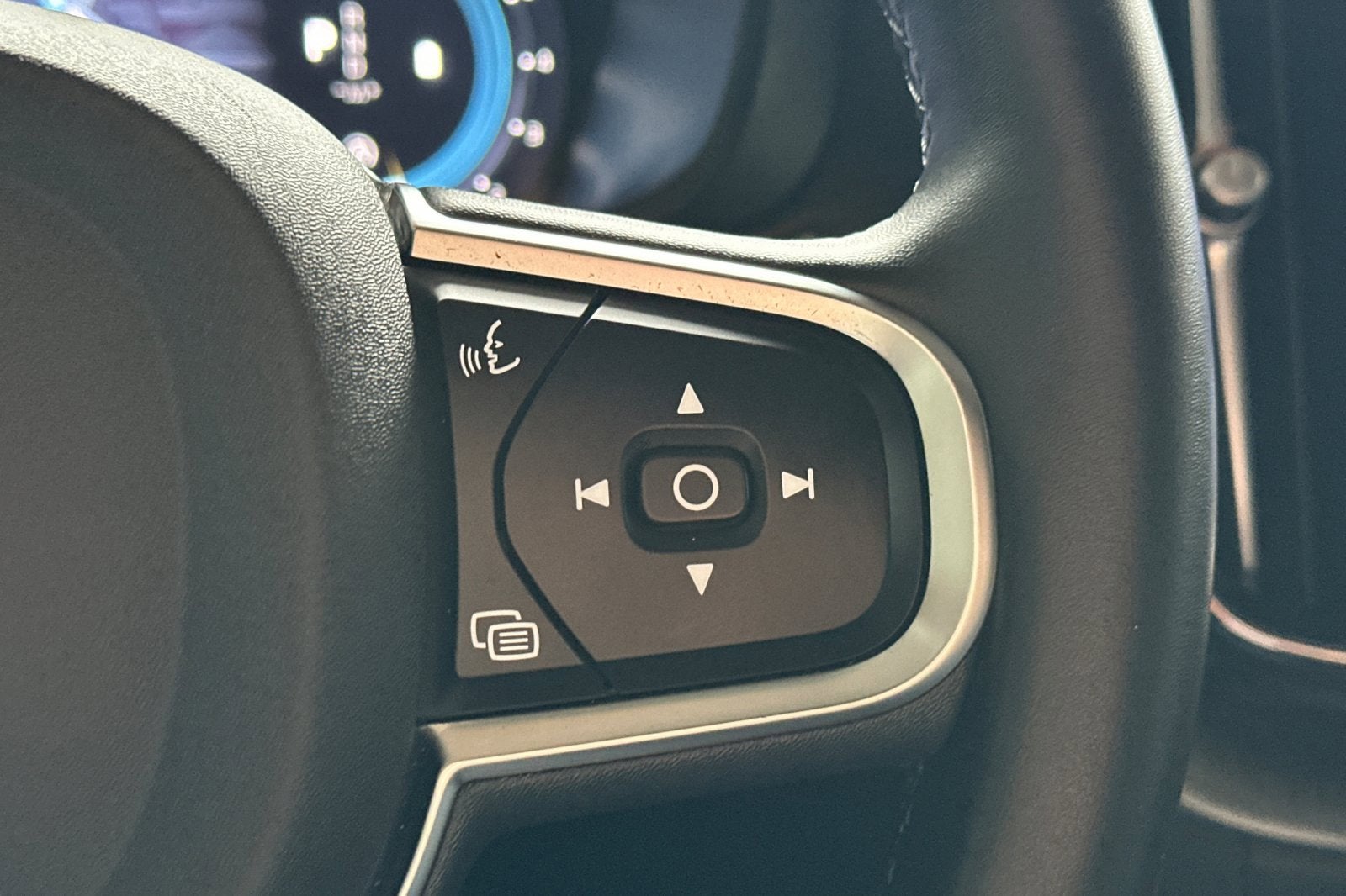 2024 Volvo XC60 Core Dark Theme