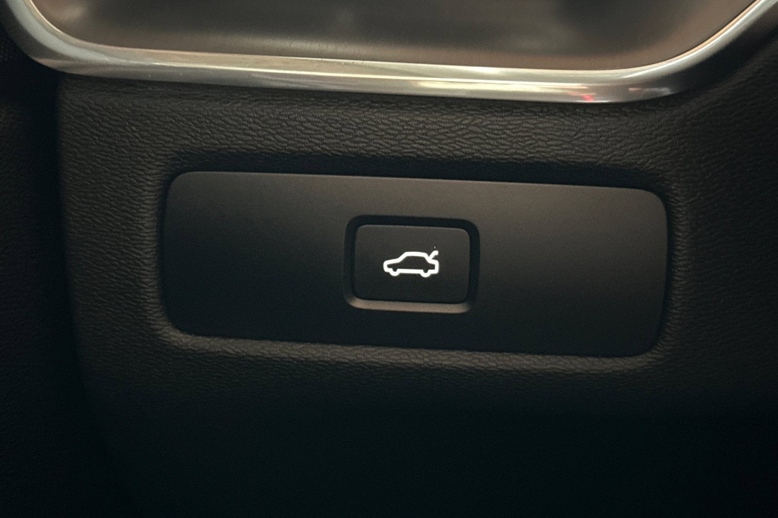 2024 Volvo XC60 Core Dark Theme