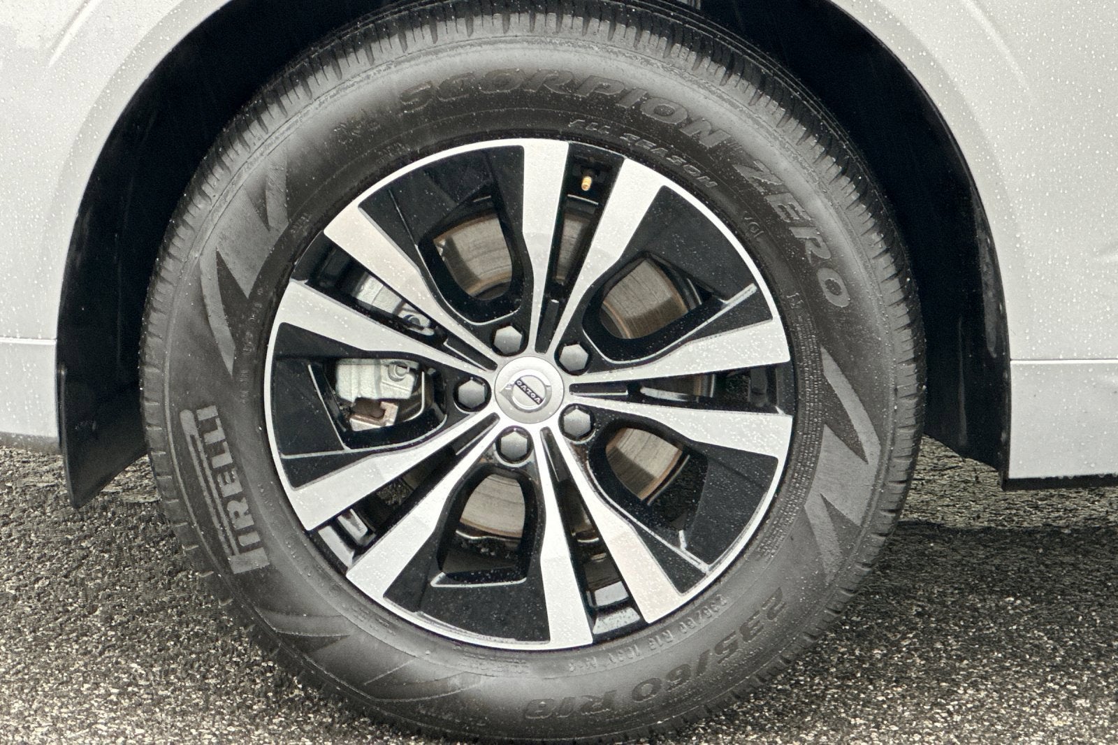 2024 Volvo XC60 Core Dark Theme