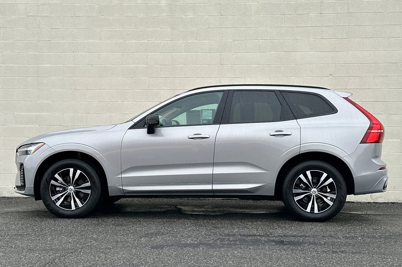 2024 Volvo XC60 Core Dark Theme