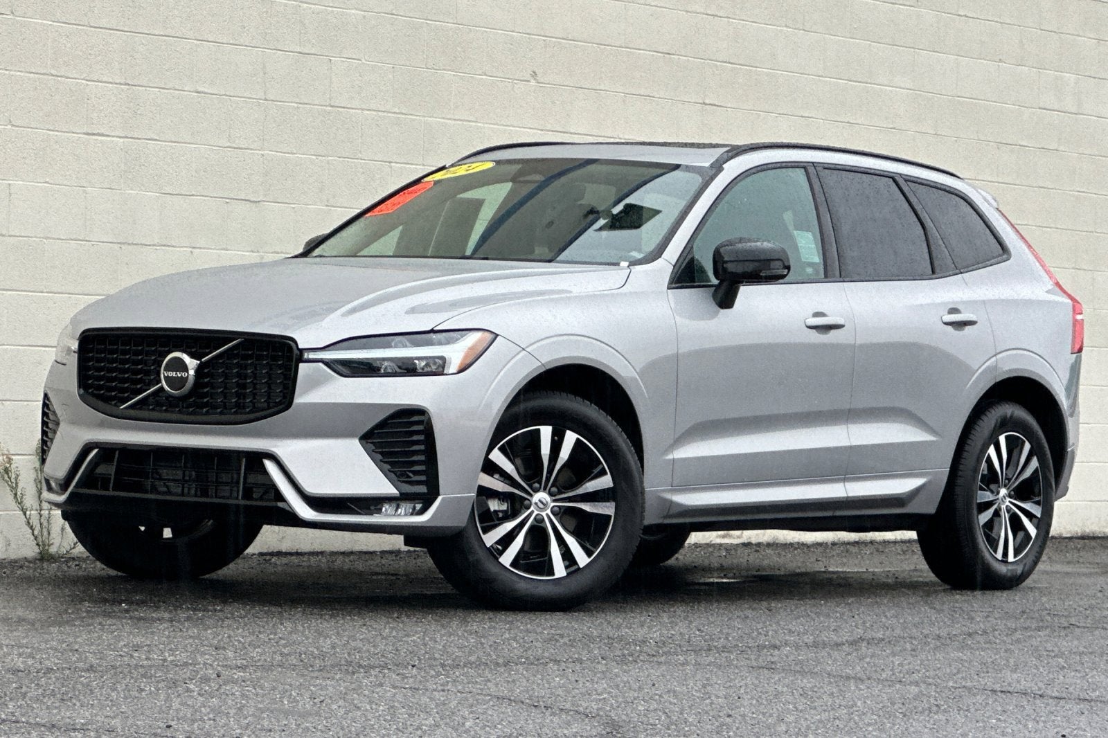 2024 Volvo XC60 Core Dark Theme