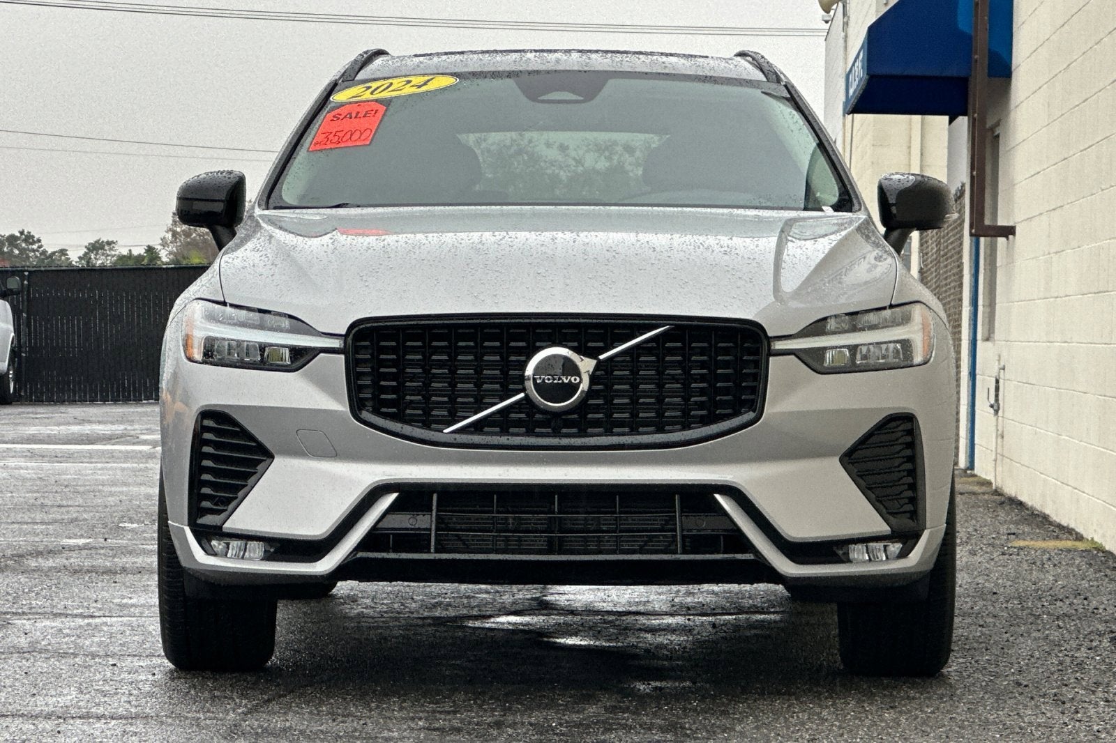 2024 Volvo XC60 Core Dark Theme